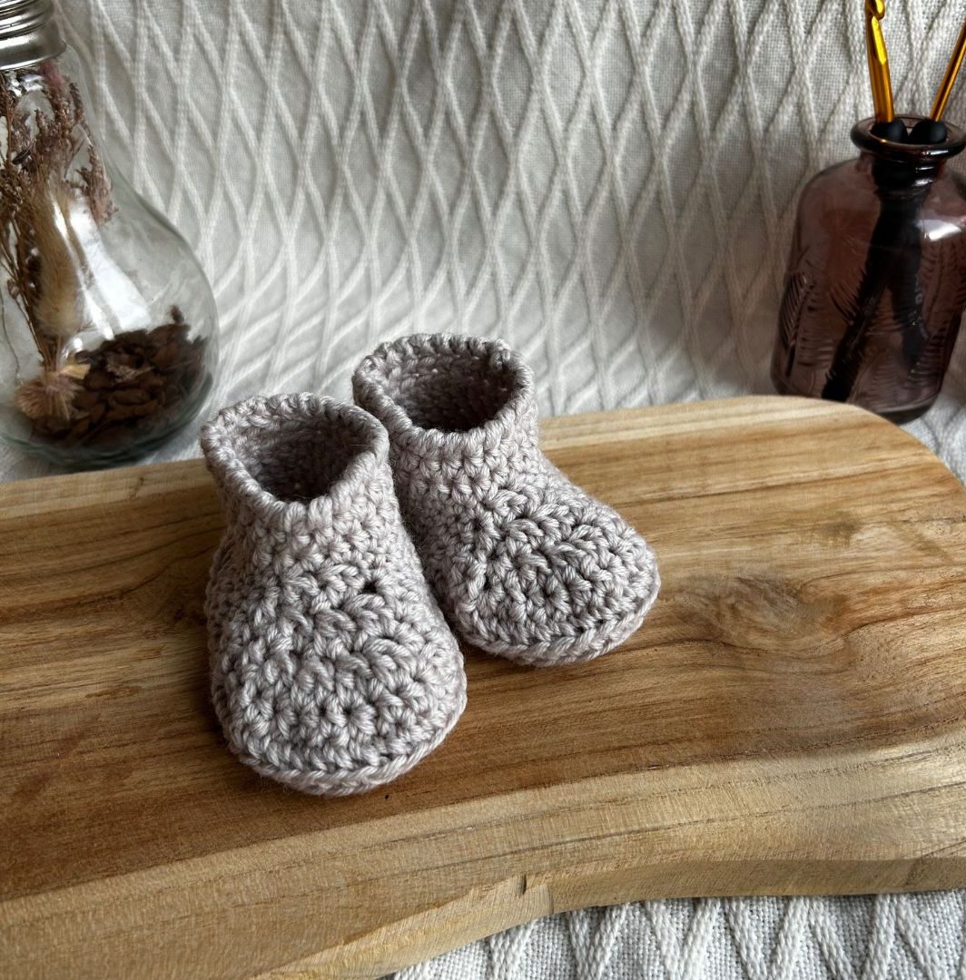 COFFRET CHAUSSONS & ATTACHE TETINE