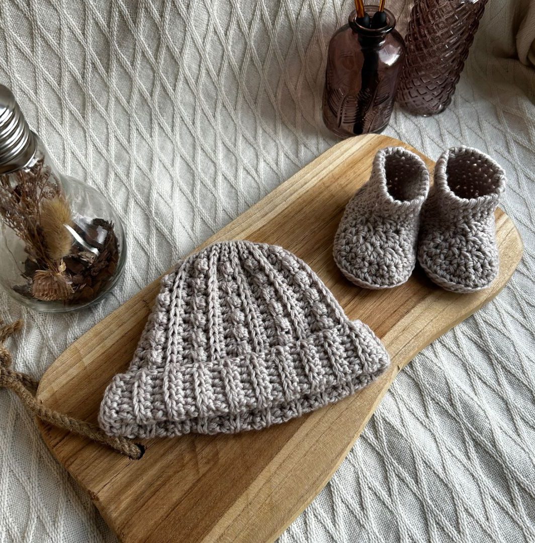 COFFRET CHAUSSONS BONNET & ATTACHE TETINE